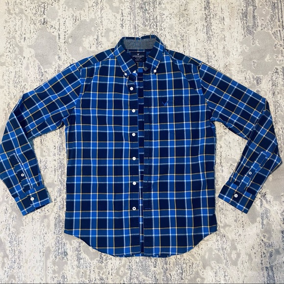 Michigan Wolverines Button Down Shirt - Picture 2 of 3